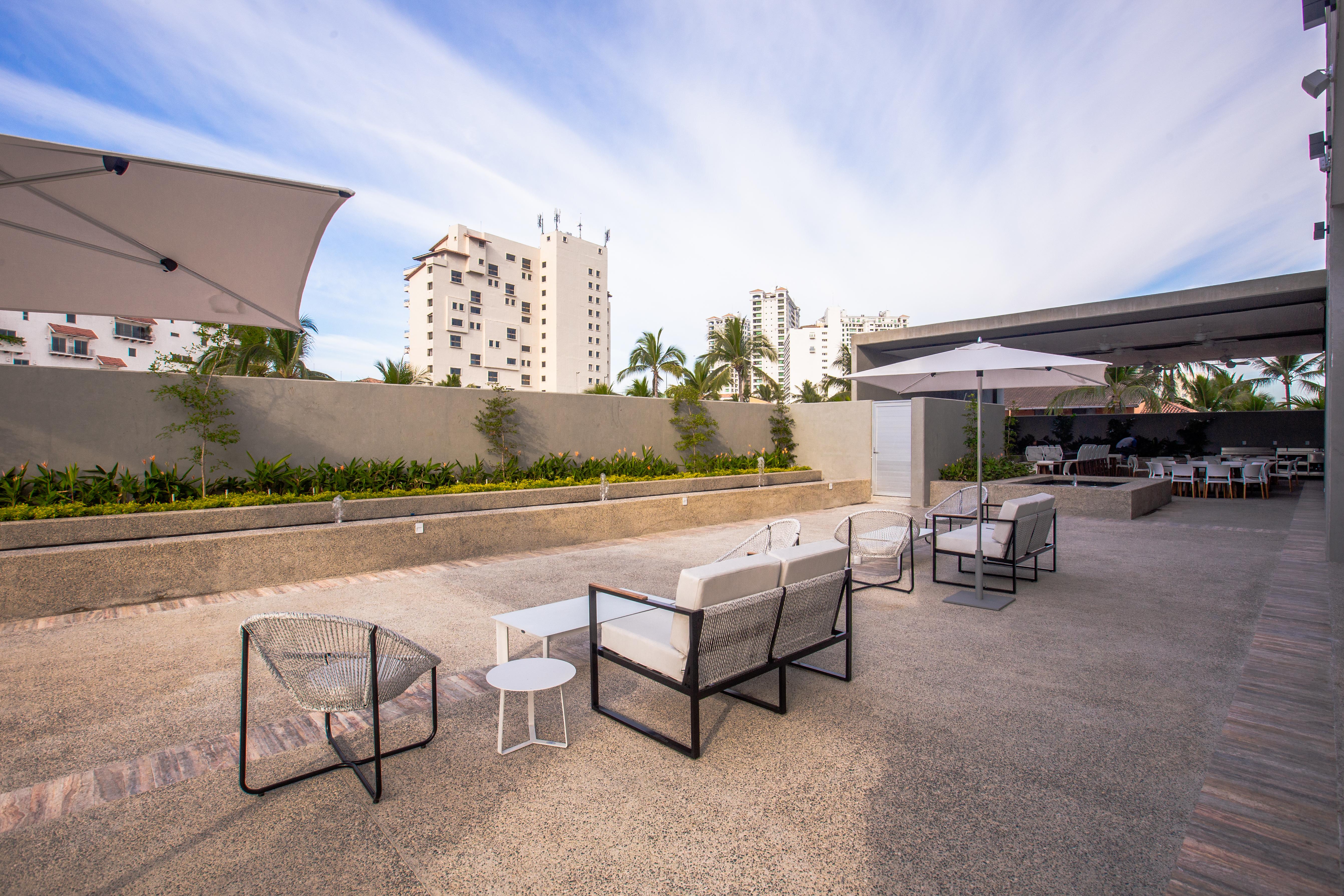 Hotel Mio Vallarta Unique & Different- Adults Only Puerto Vallarta Ngoại thất bức ảnh The rooftop lounge at the hotel