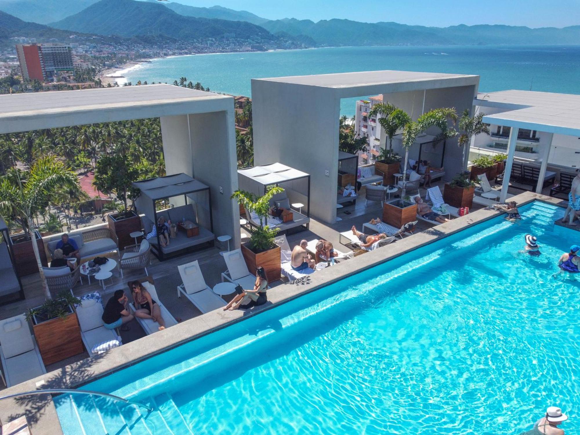 Hotel Mio Vallarta Unique & Different- Adults Only Puerto Vallarta Ngoại thất bức ảnh Rooftop pool at the hotel